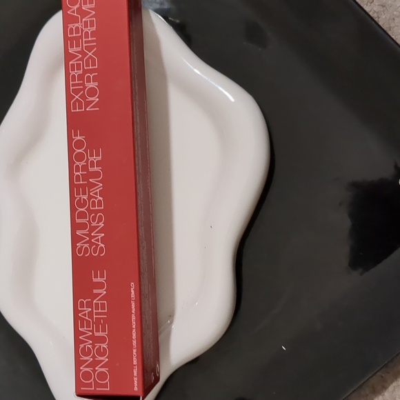 Liquid Eyeliner - Picture 2 of 4